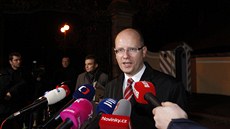 Předseda ČSSD Bohuslav Sobotka odpovídá na dotazy novinářů po jednání s...