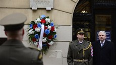 Premiér Jií Rusnok se zúastnil 17. listopadu u Hlávkovy koleje v Praze pietní...