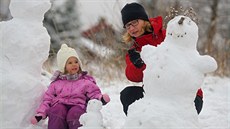 První letošní sněhuláky si v Kvildě postavila tříletá Adéla Dudášová s maminkou...