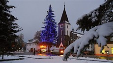 Smrk v Kvild na Prachaticku býval nejvyím vánon zdobeným stromem v zemi, nyní ho musejí pokácet kvli krovci.
