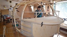 Mirko Hrazdíra z Lelekovic u Brna při výrobě dřevěné konstrukce Dimaxionu.