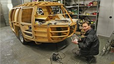 Mechanik restaurátorské firmy Ecorra Jaroslav �pa�ek p�i práci na výrob�...