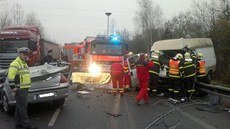 Celkový pohled na místo vážné dopravní nehody mezi Karvinou a Českým Těšínem.