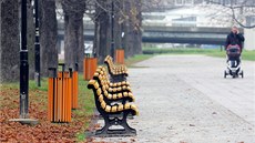 V Komenského sadech jsou i nové lavičky, odpadkové koše a další mobiliář. (13.