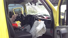 Nehoda sanitky a tramvaje u Pra�ného mostu v Praze.