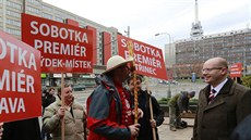 Bohuslav Sobotka s demonstranty, kteí ho pili podpoit ped jednáním...