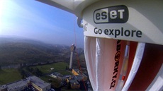 Pohled z kamery GoProna palub Dropionu krátce po startu. Vidt je budova HMÚ.