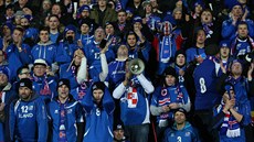 Island�tí fanou�ci b�hem úvodního utkání bará�e o postup na mistrovství sv�ta...