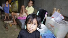 Jedna z malých obyvatelek Taclobanu. Dům, ve kterém se svou rodinou bydlela,...
