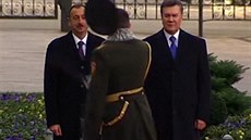 Trapas čestné stráže na Ukrajině. Při pozdravu státní návštěvy si šavlí shodil...