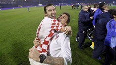 ROZJÁSANÉ OPORY. Chorvatští fotbalisté Darijo Srna (vlevo) a Mario Mandzukič si...