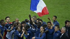 OSLAVY S VLAJKOU. Francouz�tí fotbalisté se radují po postupu na mistrovství...