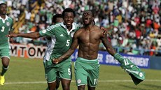 Nigerijský fotbalista Victor Moses se raduje z gólu, který vstřelil v
