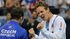 MÁME TO. Tomáš Berdych a Radek Štěpánek se radují z triumfu v Davis Cupu. 