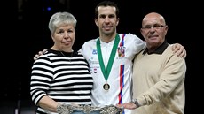 U MÍSY. Radek tpánek s rodii u trofeje pro vítze Davis Cupu. 