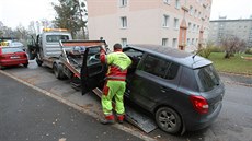 Auto dívky, kterou útoník v Plzni-Lobzích polil kyselinou.