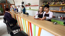 V kavárn se o hosty starají lidé se zdravotním postiení.