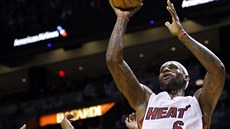 LeBron James pispl 33 body k výhe Miami nad Milwaukee.