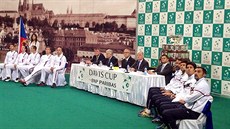 etí (vlevo) a srbtí tenisté pi losu finále Davisova poháru v Blehrad.