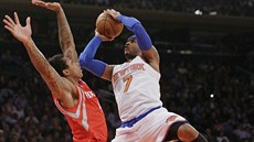 Carmelo Anthony z New Yorku úto�í p�es bránícího Grega Smithe na ko� Houstonu.