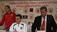 Gibraltarský trenér Allan Bulla (uprost�ed), kapitán týmu Joseph Chipolina...