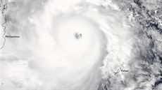 Tajfun Haiyan na snímku z družice, který poskytla NASA.