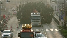 Pevoz olomouckého vánoního stromu do centra msta na Horní námstí. Jde o...