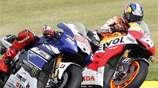 Jorge Lorenzo (vlevo) v souboji s Danim Pedrosou.