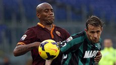 Maicon (vlevo) z AS �ím bojuje o mí� s Antoniem Florem Floresem z  Sassuola.