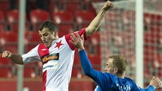 Martin Dostál (vlevo) ze Slavie bojuje o mí s Jiím Skalákem z Brna.