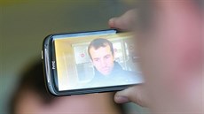 Radek tpánek objektivem fotoaparátu v mobilním telefonu