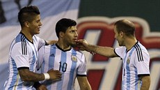 Argentintí fotbalisté slaví gól, uprosted autor Sergio Agüero.