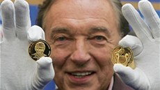 Karel Gott s rubem a lícem zlaté medaile k jeho 75. narozeninám. 
