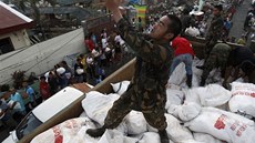 Filipínský voják skládá balíky s humanitární pomocí. 