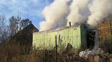 Hasi�i zasahovali u po�áru maringotky v Jasenné (10.11.2013).