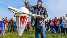 The moment the game starts - seeds are dropped from the balloon.