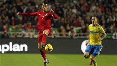 KROCENÍ MÍE. Portugalec Cristiano Ronaldo chce uprchnout Mikaelu Lustigovi ze