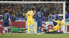 GÓL. Ukrajinský fotbalista Roman Zozulja p�ekonává francouzského branká�e Huga