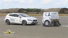 Volvo V40 p�i testování systému automatického krizového brzd�ní