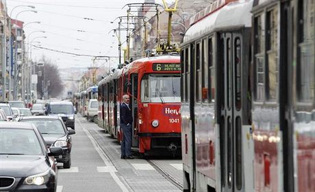 Tramvaje stály v Lidické ulici kvli kolapsu idie jedné z nich. Ilustraní snímek