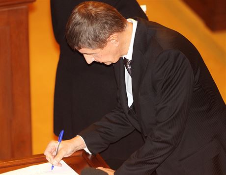 Andrej Babi pi podpisu poslaneckého slibu.