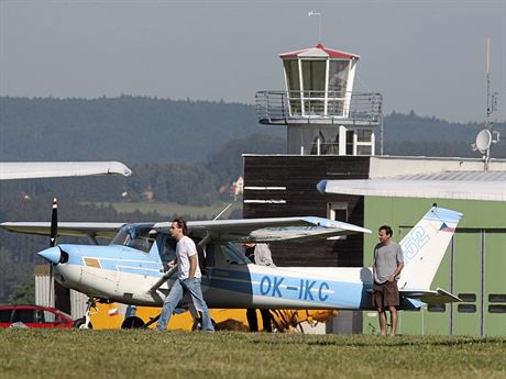 Zjevn jet dlouho budou letadla na jihlavském letiti pistávat pouze na travnaté ploe. Pozemky pro výstavbu betonové ranveje stát blokuje, paradoxn pro rozíení letit. Úady se nemohou dohodnout, co s tím.