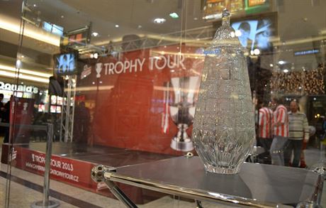 NOVÝ A STARÝ. Pi Trophy Tour v Brn byl k vidní i pohár, který fotbalisté...