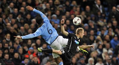 Plzeský záloník Daniel Kolá (v erném) a Joleon Lescott z Manchesteru City...