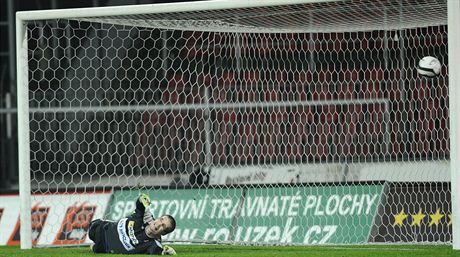 Brnnský branká Václav Hladký inkasuje gól z penalty, kterou zahrával Pavel...