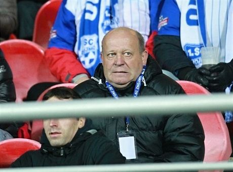 Znojemský trenér Leo Kalvoda (vlevo) na tribun.