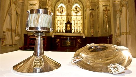 Nové liturgické pedmty pro Chrám sv. Víta - kalich a patena.