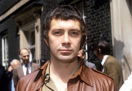 Britsk herec Lewis Collins se proslavil rol agenta Bodieho v televiznm...