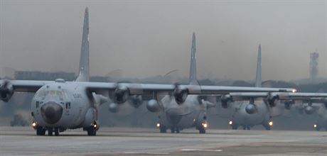 Letouny C-130 Hercules na ranveji americké letecké základny v japonské Jokot