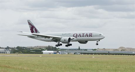 Letadlo Boeing 777-200 LR spolenosti Qatar Airways pistává v Paíi